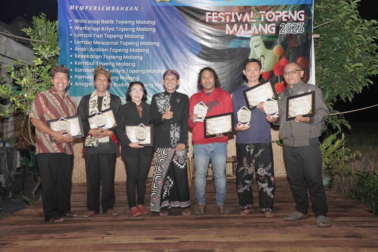 Pelaku seni budaya topeng malang menerima penghargaan dari Kampung Budaya Polowijen, Kota Malang, Jawa Timur, Minggu (6/8). Foto : Dok. Kampung Budaya Polowijen
