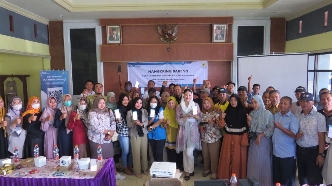 Srikandi PT PLN (Persero) Unit Pelaksana Pelayanan Pelanggan (UP3) Bojonegoro, Cynthia Dewi Ariyani beserta jajaran kenalkan Layanan SwaCAM kepada masyarakat Jotosanur, Kecamatan Tikung, Kabupaten Lamongan, Senin (29/08). (PLN for Jatimkini.com)