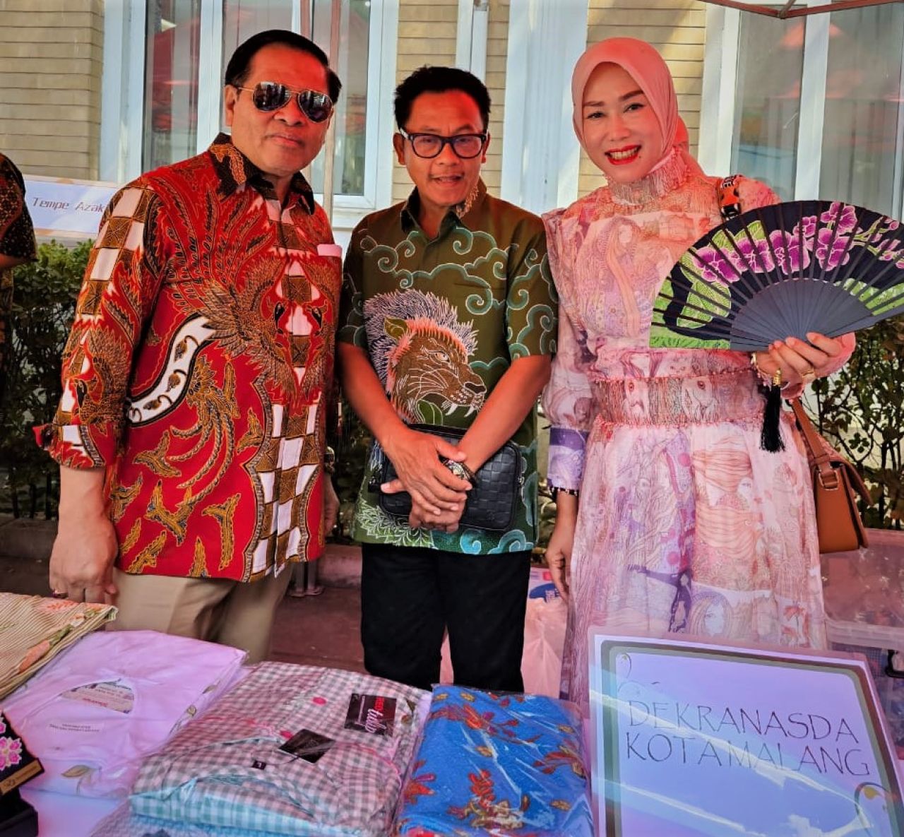 Wali Kota Malang Sutiaji (keempat dari kanan), Ketua Dekranasda Kota Malang Widayati Sutiaji (kanan) dan Duta Besar RI untuk Tiongkok Djauhari Oratmangun (kiri) saat Indonesia Fair di Kota Beijing, Tiongkok, Sabtu (10/6). Foto : Dok. Humas Pemkot Malang