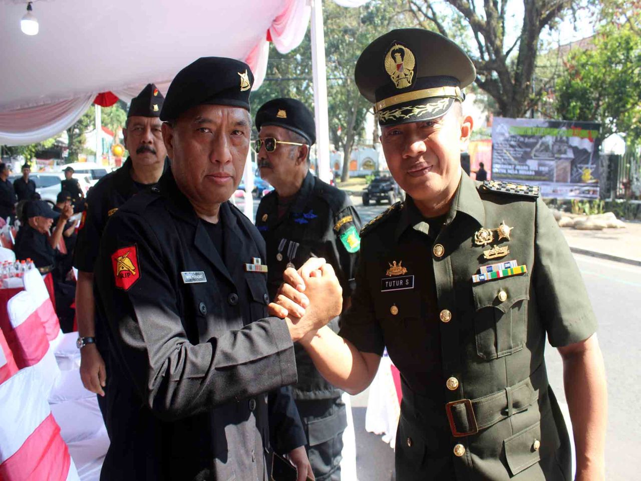 Sekretaris Jenderal Paguyuban Mas Trip Kolonel Pur. Hudi Purnomo (kiri) dan Kepala Pelaksana Sejarah Bintaljarah Kodam V/Brawijaya Letkol Kav Tutur Suwantoro (kanan). Foto : Jatimkini/Bagus Suryo