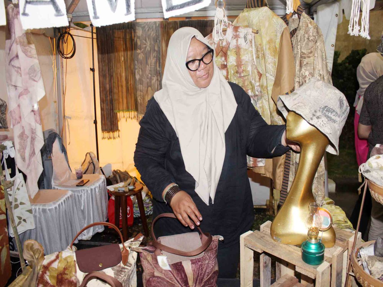 Peranjin UMKM Evi Kurnia menunjukkan produk fesyen miliknya yang sudah ekspor melayani pelanggan dari Amerika, Pakistan, Jepang dan India saat gelaran Malang Fashion and Food Festival, Sabtu (22/7). Foto : Foto : Jatimkini/Bagus Suryo
