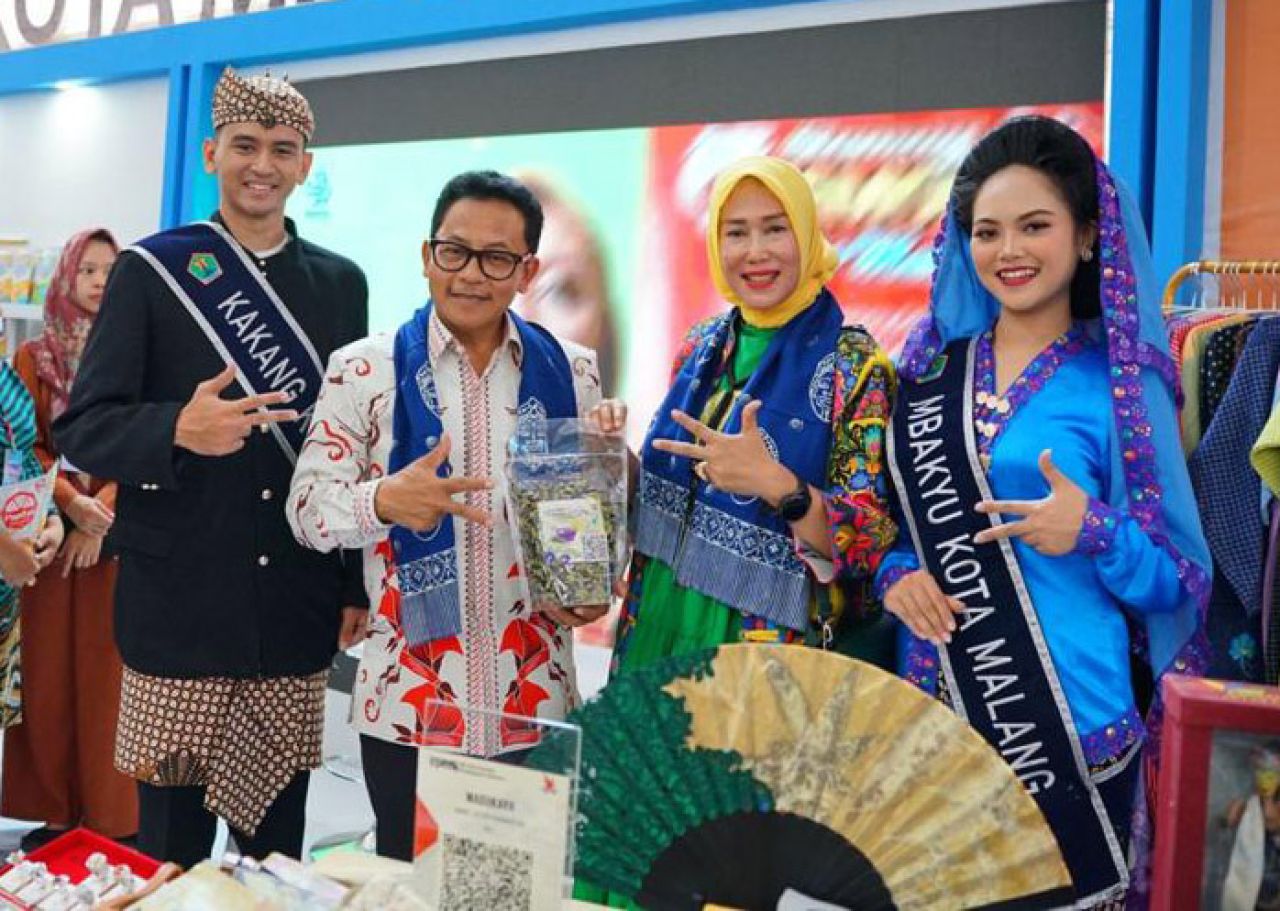 Wali Kota Malang Sutiaji (kedua dari kiri) bersama Ketua Dekranasda Kota Malang Widayati Sutiaji saat pameran UMKM, beberapa waktu lalu. Foto : Dok. Humas Pemkot Malang