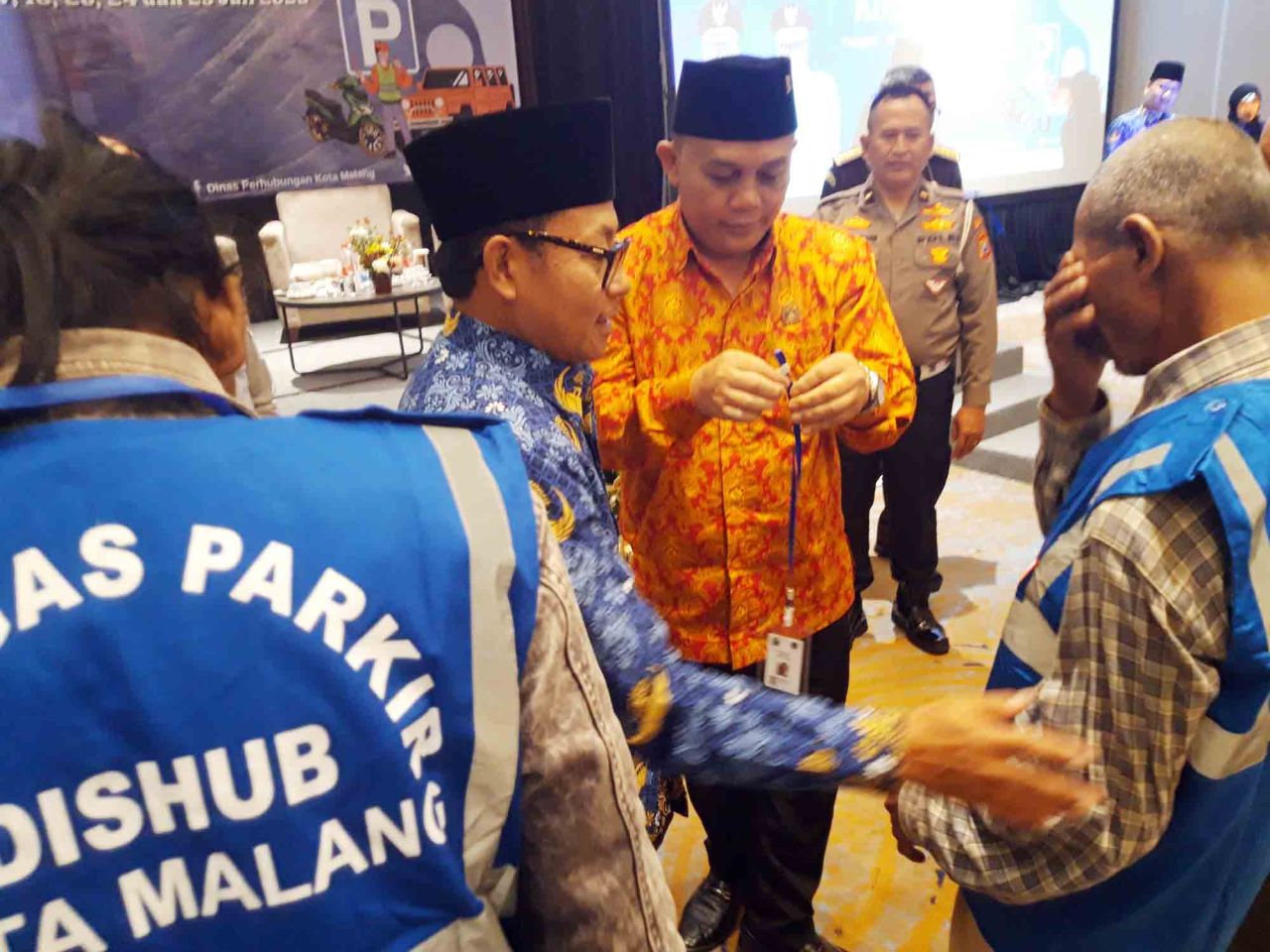 Wali Kota Malang Sutiaji berbincang dengan juru parkir (jukir) usai memberikan rompi sebagai atribut resmi jukir bekerja, Senin (17/7). Foto : Dok. Jatimkini