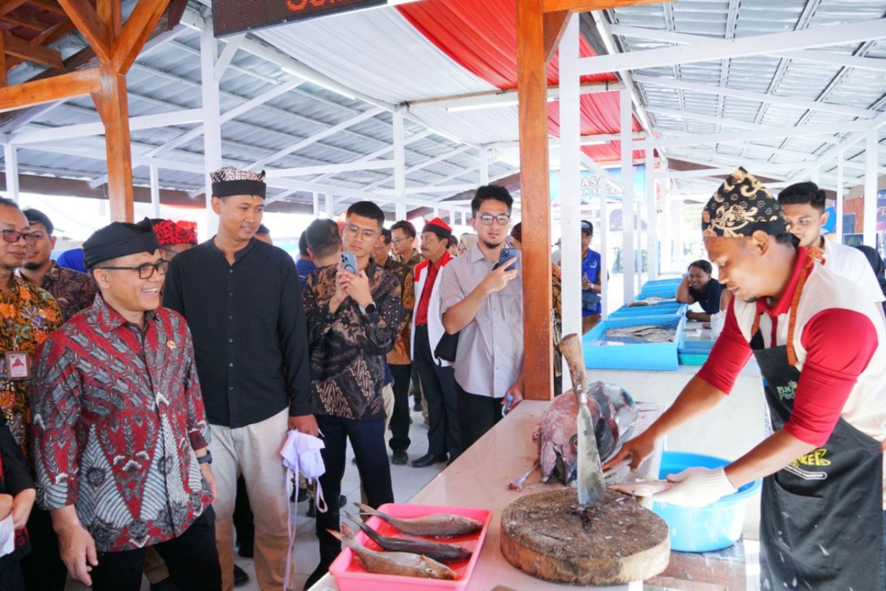 Menteri Pendayagunaan Aparatur Negara dan Reformasi Birokrasi (Menpanrb) RI Abdullah Azwar Anas saat meninjau Festival &ldquo;Sewu Iwak&rdquo; di Banyuwangi ( Foto : PLN for Jatimkini.com )