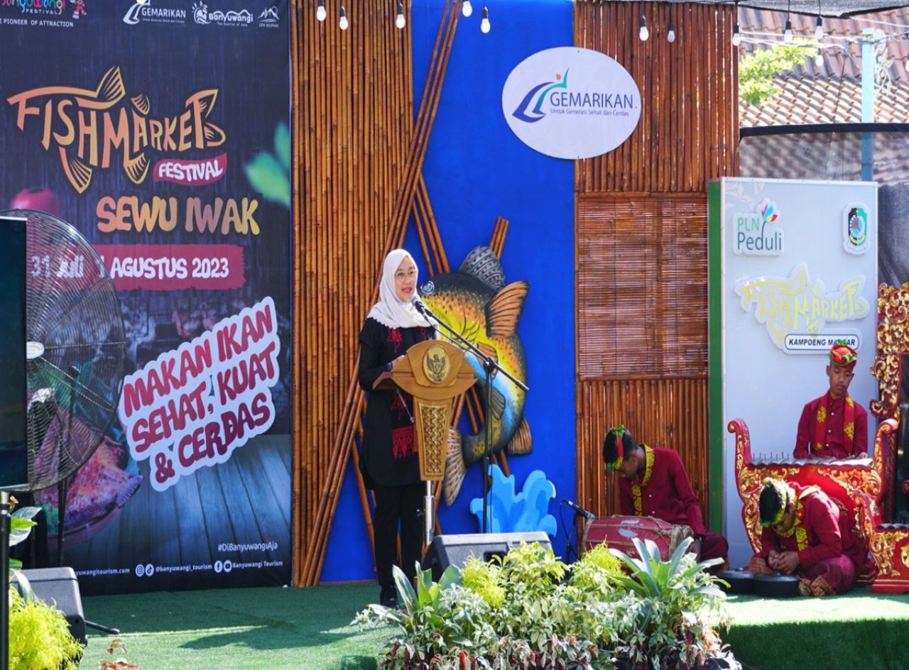 Bupati Banyuwangi, Ipuk Fiestiandani menuturkan, dahulu Kampung Mandar adalah salah satu wilayah yang tidak memiliki potensi secara ekonomi karena mata pencaharian masyarakatnya adalah nelayan ( Foto : PLN for Jatimkini.com )