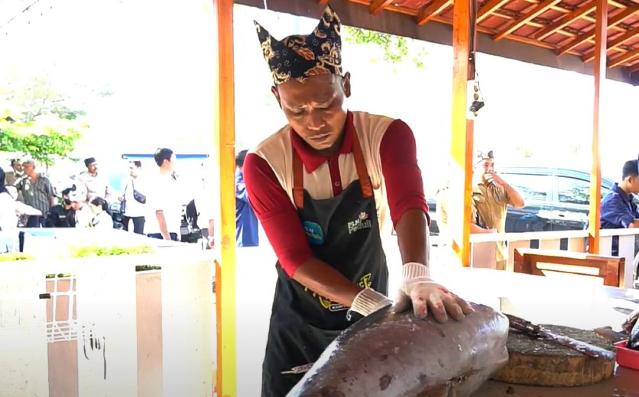 Binaan PLN Peduli, Mandar Fish Market menjadi tuan rumah Festival “Sewu Iwak” di Banyuwangi. ( Foto : PLN for Jatiimkini.com )