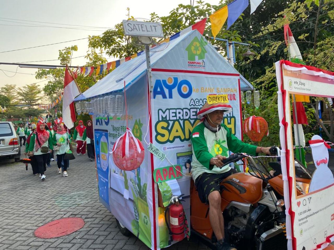 Kampung Edukasi Sampah mengampanyekan kepada warga untuk peduli dan menyayangi bumi. Kegiatan ini dikemas dalam karnaval HUT RI ke 78 ( Foto : Kampung Edukasi Sampah for Jatimkini.com )