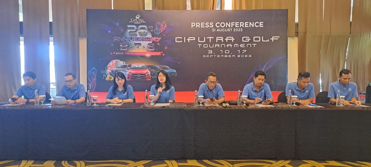 Jajaran manajemen Ciputra Golf, Club & Resto Surabaya saat menggelar konferensi pers 28th Ciputra Golf Anniversary Golf Tournament di Surabaya ( Foto : Jatimkini.com / Alvian Yoananta )