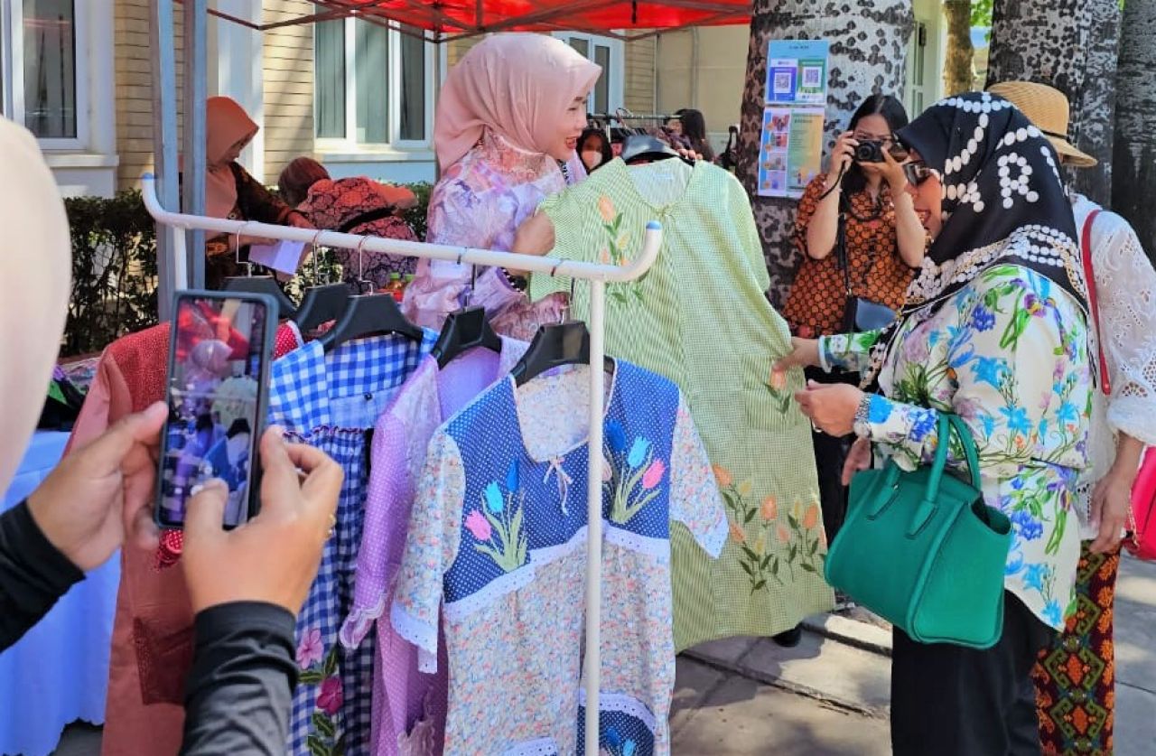 Ketua Dekranasda Kota Malang Widayati Sutiaji saat pameran produk UMKM di Tiongkok. 