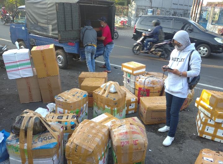 CEO toko "Mbak Eka Frozen Food" Eka Fuasaroh terus menjaga kualitas produknya agar tetap baik. ( Foto : Jatimkini.com / Achmad Arif )