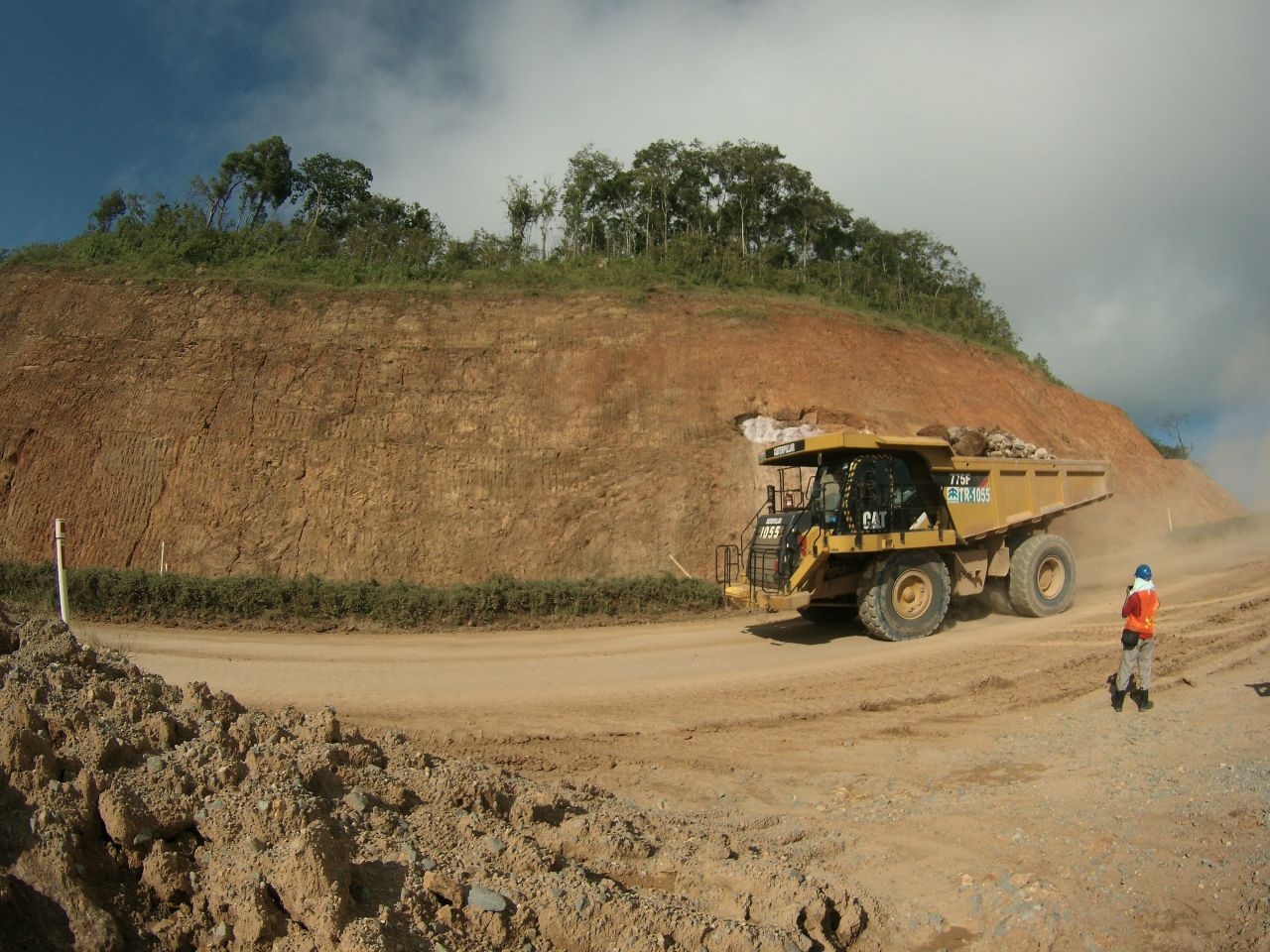 Salah satu aktivitas pertambangan milik PT Bumi Suksesindo (BSI) yang berada di kabupaten Banyuwangi, Jatim. Guna tingkatkan produksi hasil pertambangan BSI gandeng PT PLN untuk kebutuhan listrik berdaya tinggi ( Foto : Dok. Jatimkini.com )
