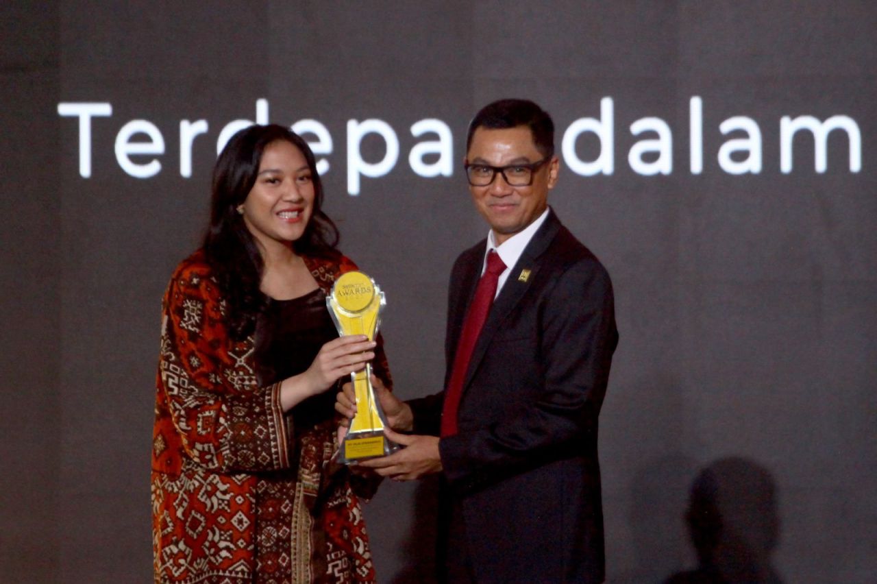 CEO Trans Digital Lifestyle Group, Putri Tanjung serahkan perhargaan kepada Direktur Utama PLN Darmawan Prasodjo di ajang Detikcom Awards 2023. (Foto: PLN For Jatimkini)