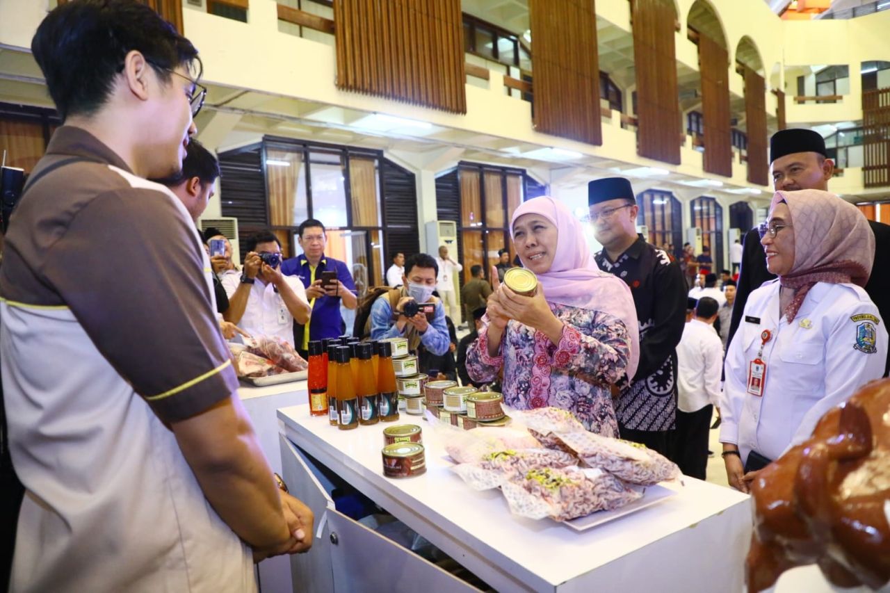 Gubernur Jawa Timur Khofifah Indar Parawansa saat meninjau produk halal dari Jawa Timur. Sementara Kemandag  memiliki strategi khusus menjual produk halal di pasar global ( Foto : Pemprov Jatim for Jatimkini.com )