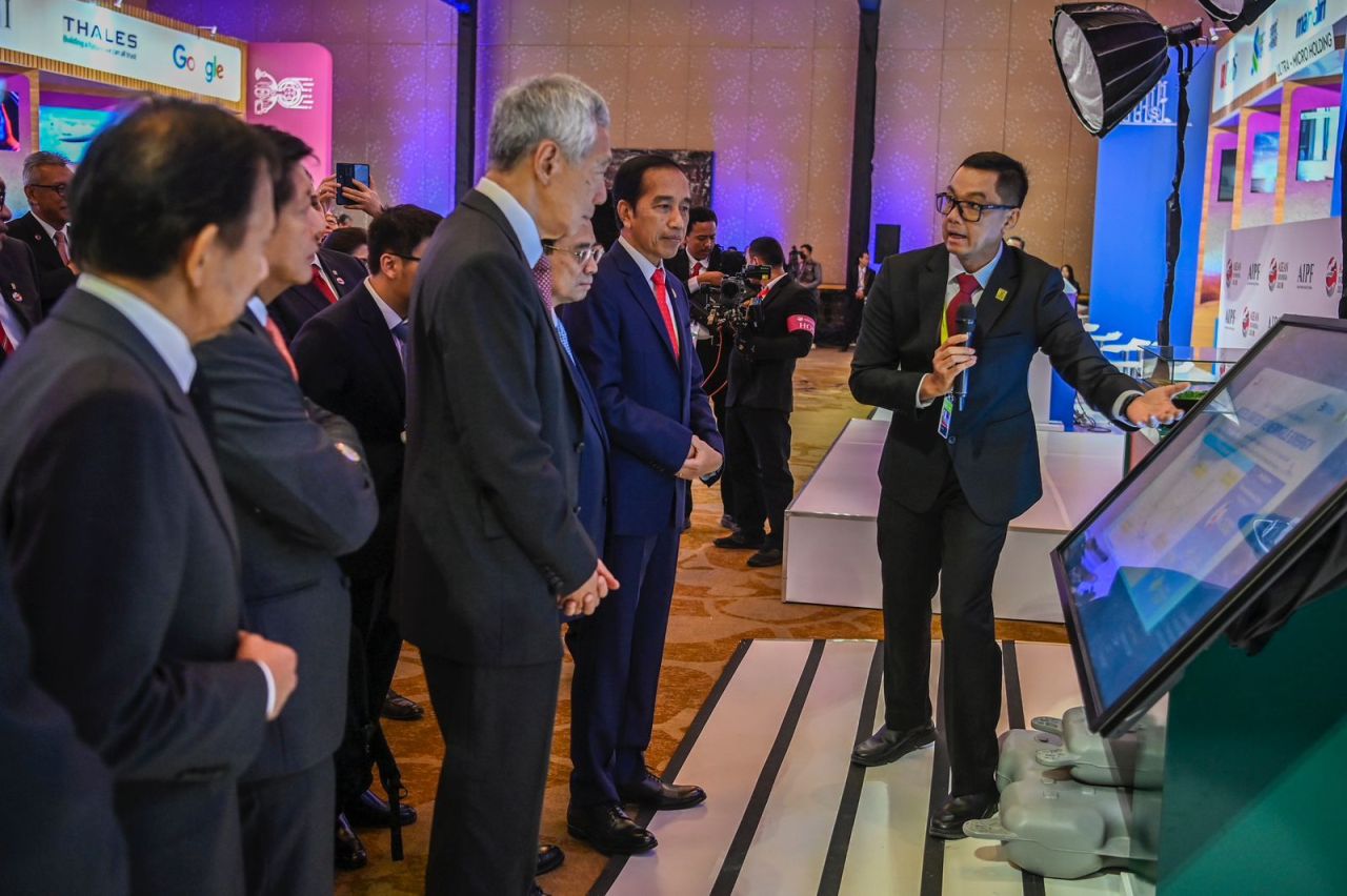 Direktur Utama PLN Darmawan Prasodjo di hadapan Presiden RI Joko Widodo dan pemimpin negara anggota ASEAN menerangkan komitmen aksi mencapai Net Zero Emission tahun 2060. (PLN for Jatimkini com)