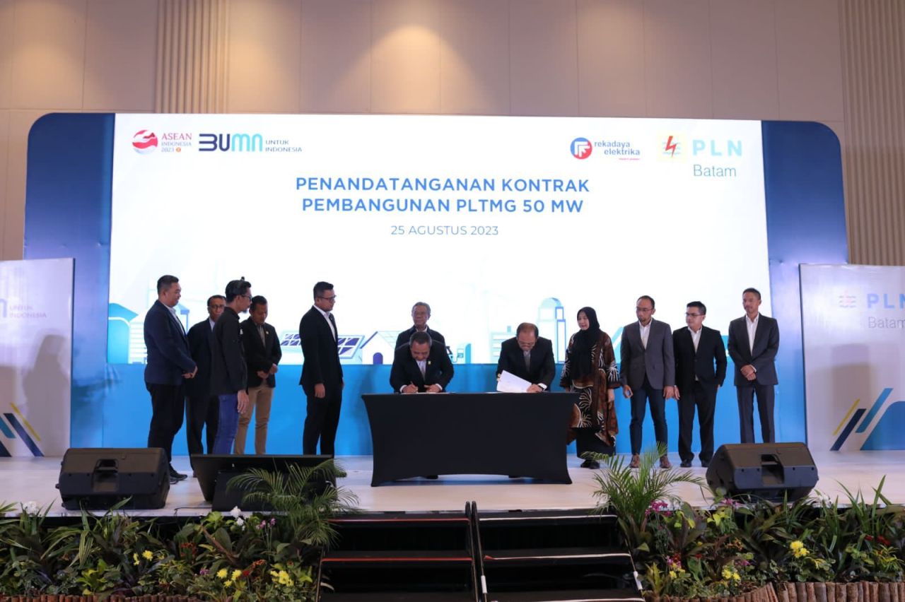 Dirut PT Rekadaya Elektrika Jonner MP Pardosi dengan Dirut PT PLN Batam Muhammad Irwansyah Putra melakukan penandatanganan kontrak pembangunan PLTMG Sekupang di Ground Ballroom Hotel Radisson, Batam.