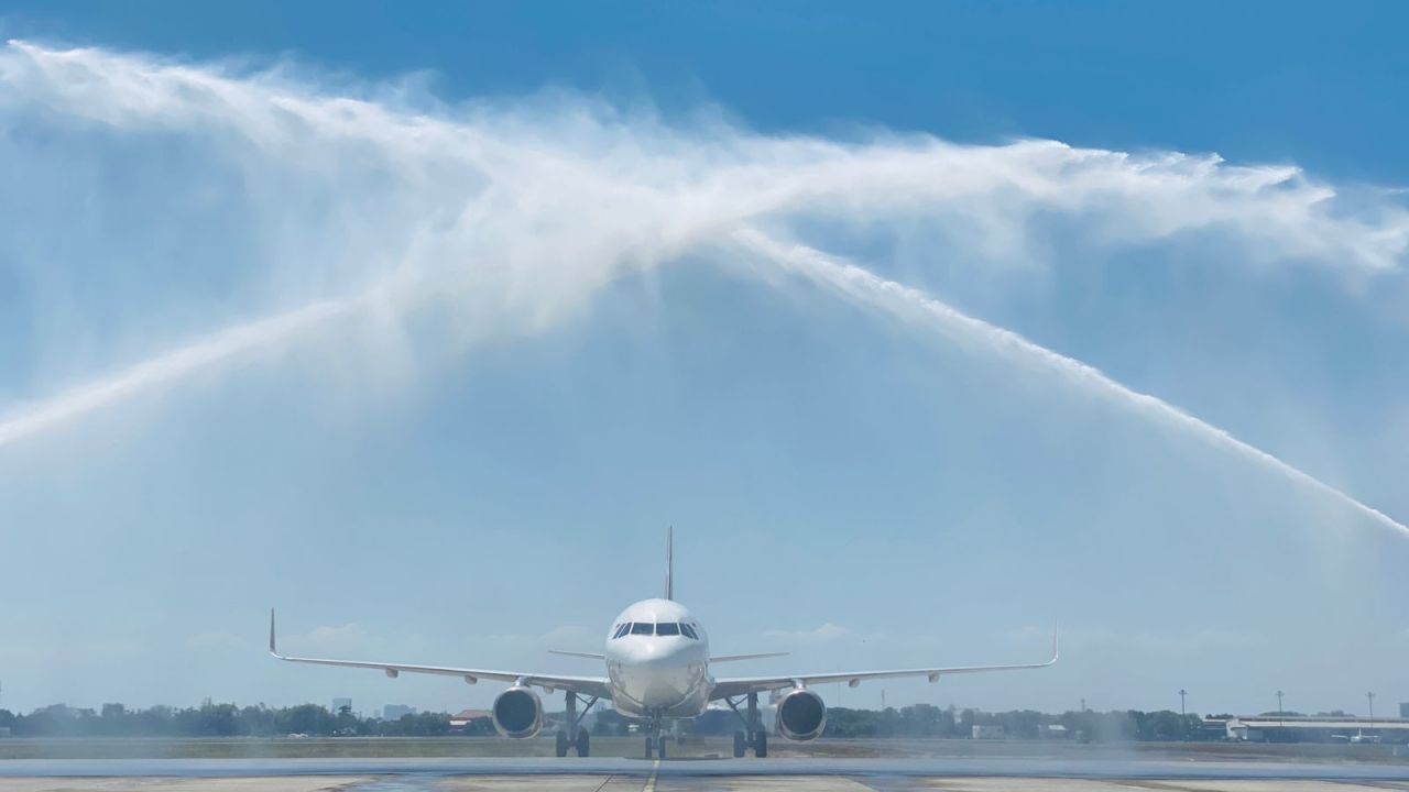 Sebuah pesawat sedang mendapat layanan di Bandara Internasional Juanda. ( Foto : Istimewa )