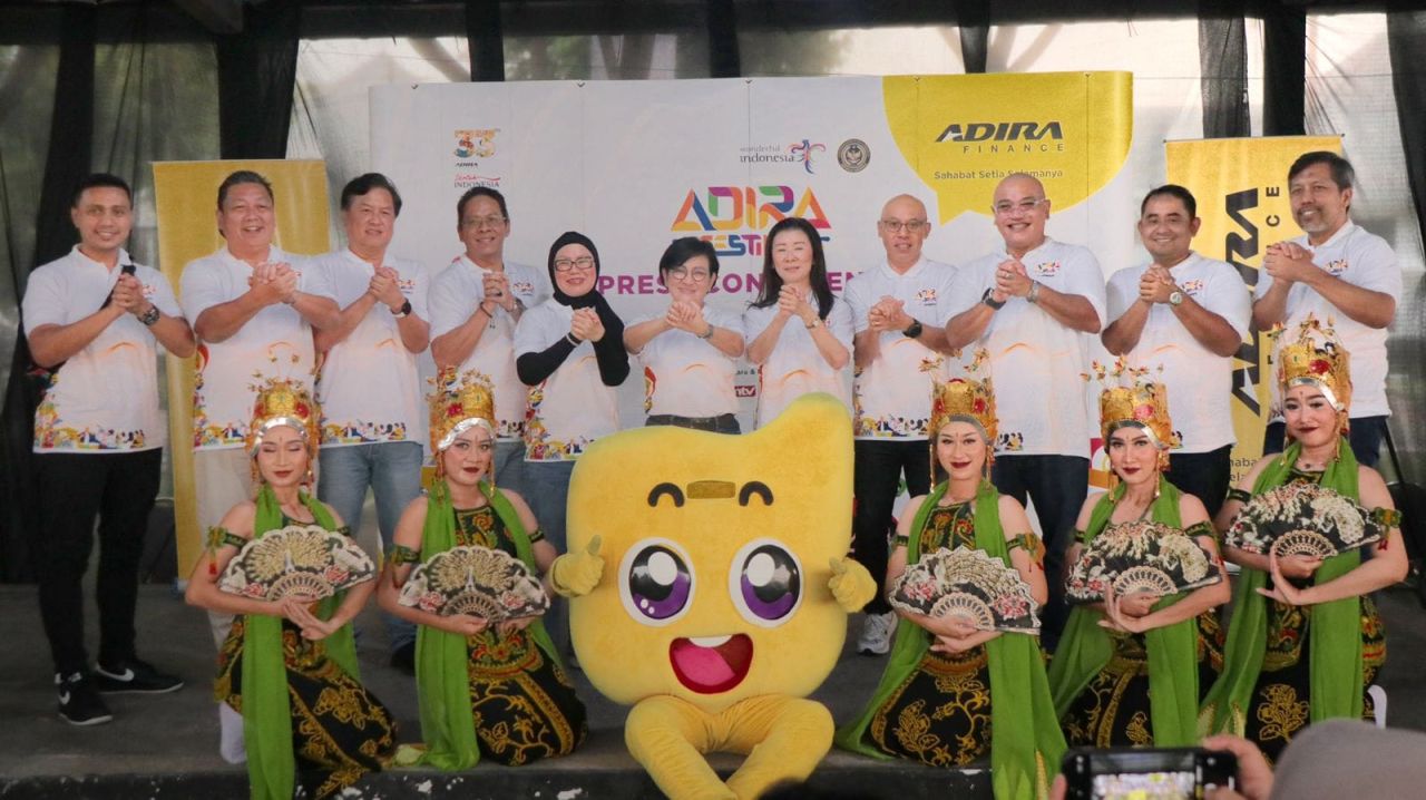 Jajaran direksi Adira Finance serta mitra Adira dalam event Adira Festival di Surabaya. ( Foto : Adira for Jatimkin.com )