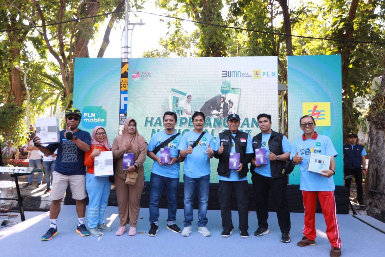 PT PLN (Persero) Unit Induk Distribusi (UID) Jawa Timur apresiasi pelanggan dengan berbagi doorprize di Car Free Day (CFD) Taman Bungkul Surabaya, Minggu (10/9).  (PLN for Jatimkini.com)