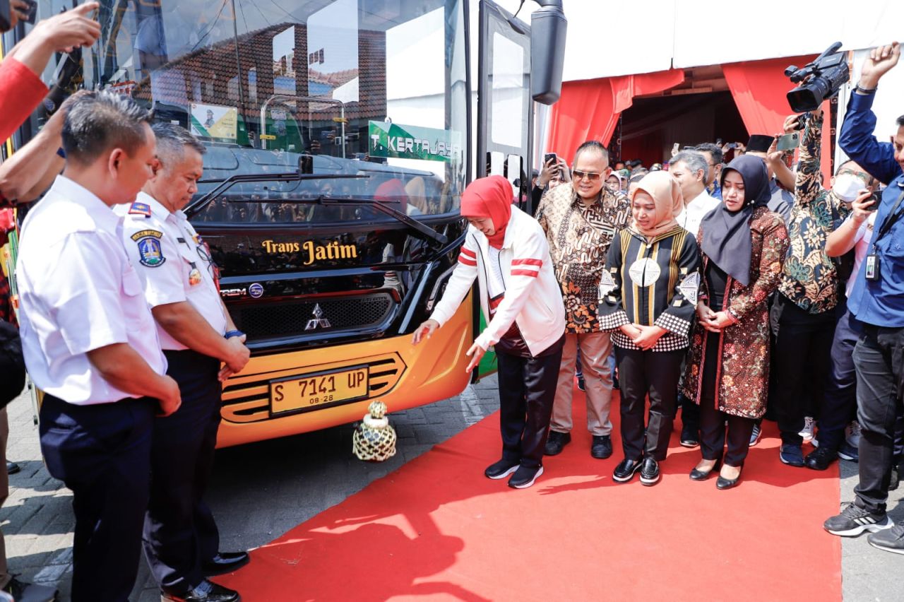Gubernur Jatim Khofifah Indar Parawansa saat meresmikan Bus TransJatim koridor II rute Sidoarjo - Mojokerto beberapa waktu lalu. ( Foto : Pemprov Jatim for Jatimkini.com )