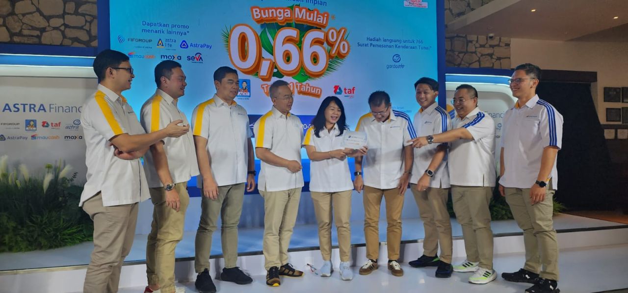 Jajaran direksi Astra Financial saat foto bersama dalam Media Gathering Astra Financial menjelang GIIAS 2023 di Surabaya,. (Foto ; Jatimkini.com / Alvian Yoananta)