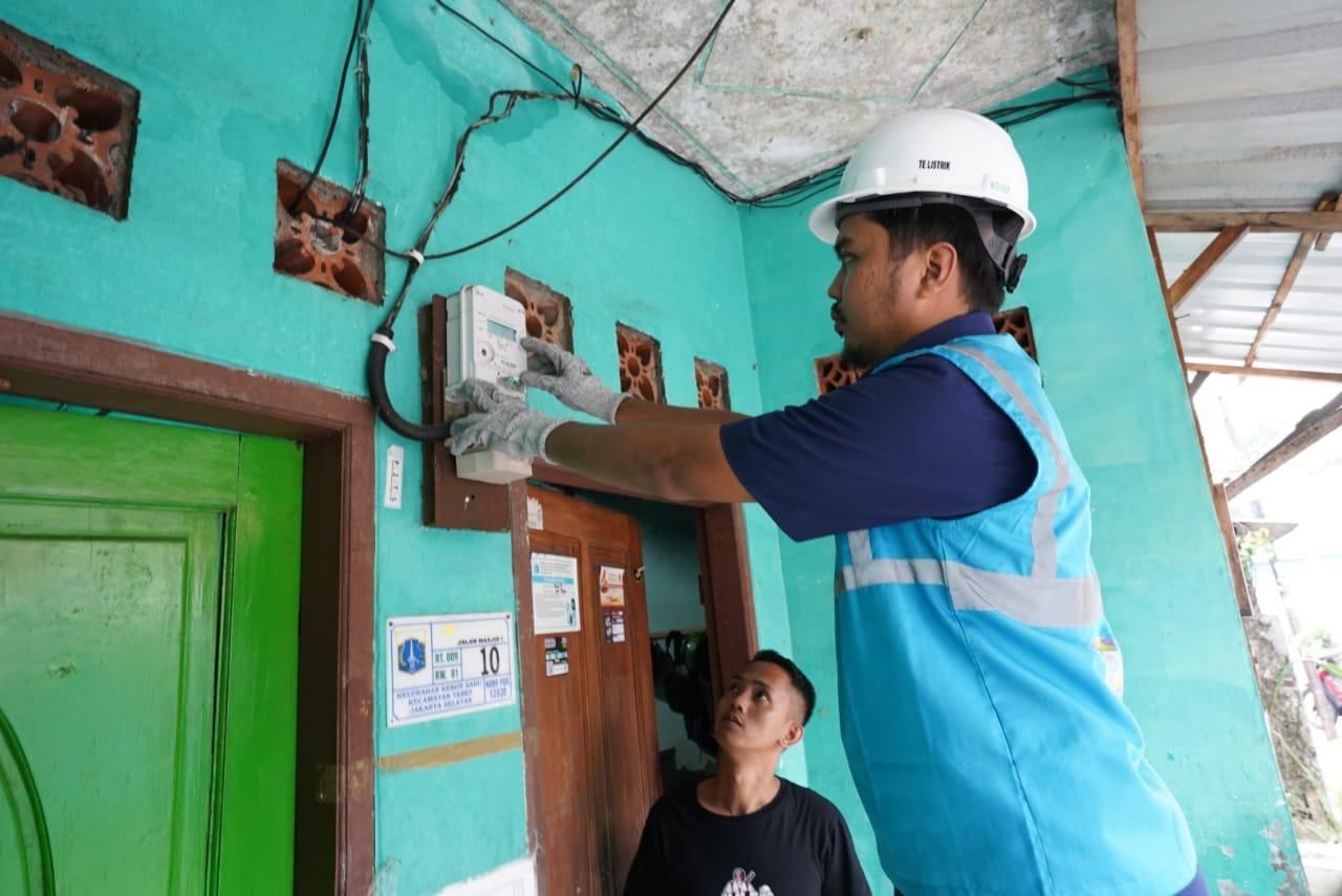 Petugas saat perbaiki token listrik. (Foto: PLN for Jatimkini com)