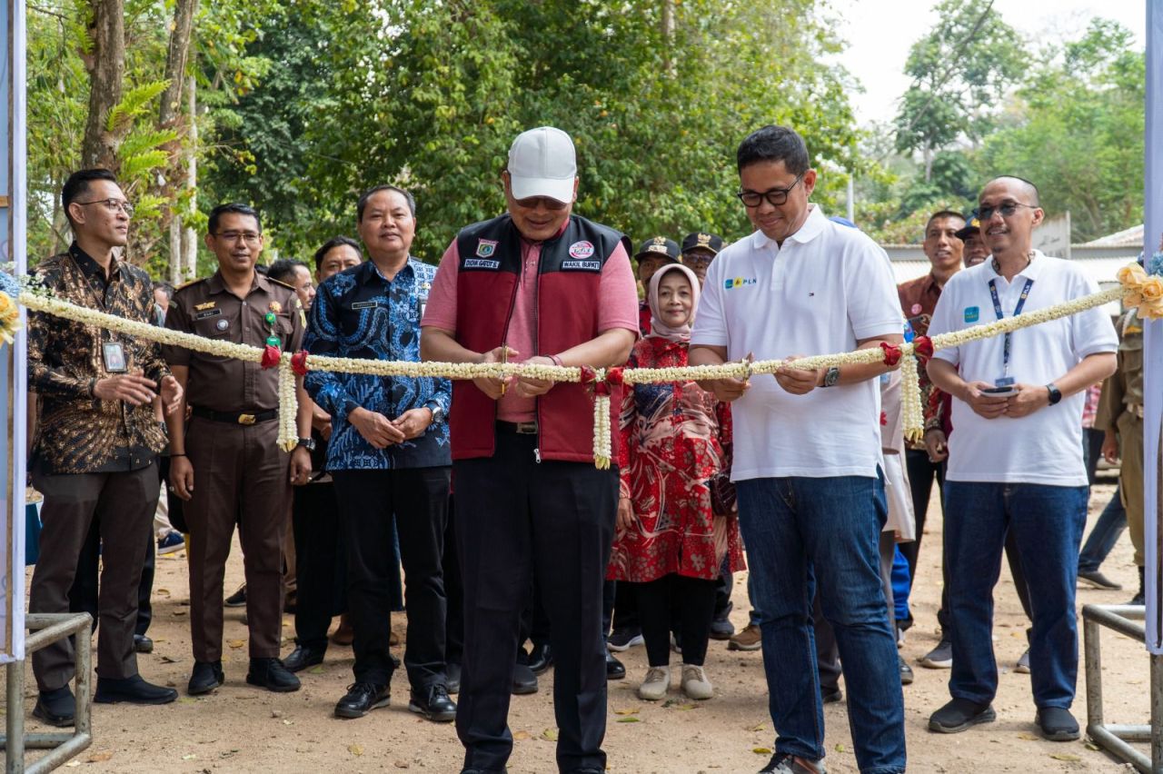 Senior Manager Komunikasi dan Umum PT PLN (Persero) UID Jawa Timur bersama Wakil Bupati Malang Didik Gatot Subroto meresmikan Desa Tematik  di kawasan Pantai Kondang Merak, Malang, Kamis (14/9). (Foto: PLN for Jatimkini.com)
