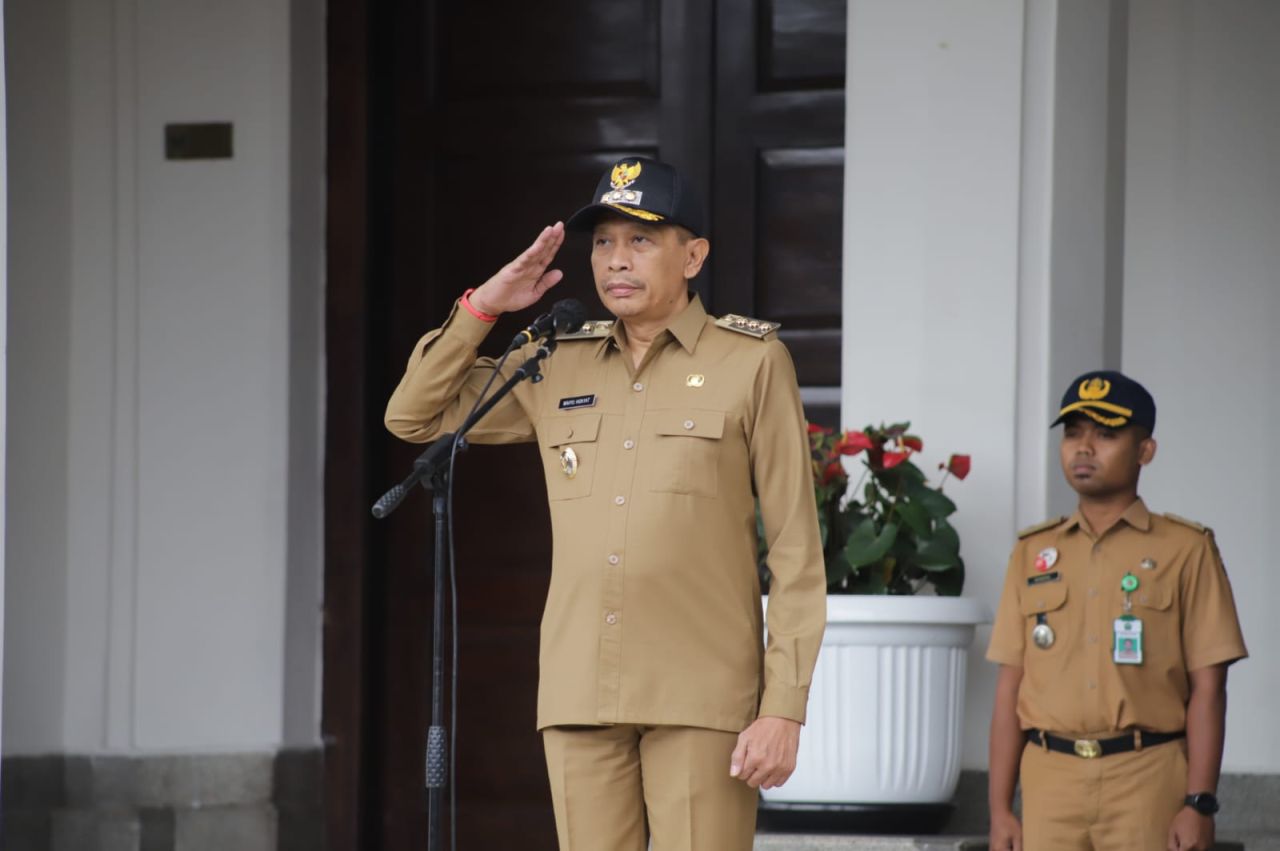 Penjabat (Pj) Wali Kota Malang, Ir. Wahyu Hidayat, MM saat apel perdana di Balai Kota Malang, Senin (25/9). Foto : Dok. Diskominfo Kota Malang