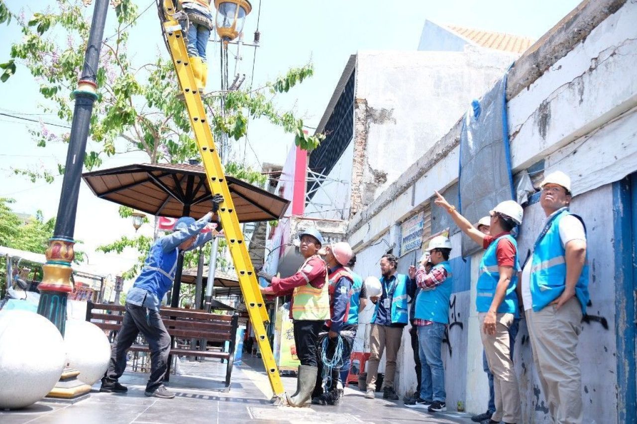 PT PLN (Persero) melalui UP3 Madiun dan anak usahanya PLN Icon Plus melakukan perapihan aset ketenagalistrikan di Kota Madiun, Rabu (27/9). (PLN for Jatimkini.com)