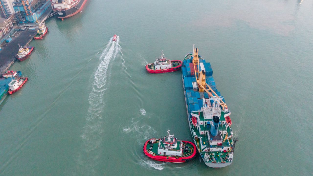 Pelindo Marinesdata kinerja perusahaan bahwa jumlah layanan penundaan kapal pada Januari - Agustus 2023 tercatat mencapai 2,2 juta Gross Ton (GT) kali jam ( Foto : Pelindo Marines for Jatimkini.com k