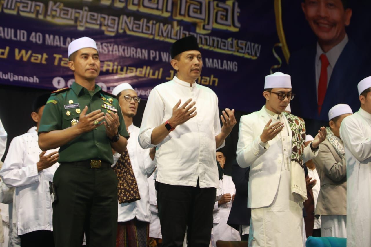 Penjabat (Pj) Wali Kota Malang Dr. Ir. Wahyu Hidayat (kedua dari kiri) saat acara Malang Bermunajat, Safari Maulid 40 Malam di Balai Kota Malang, Rabu (27/9). Foto : Bagian Protokol dan Komunikasi Pimpinan Kota Malang