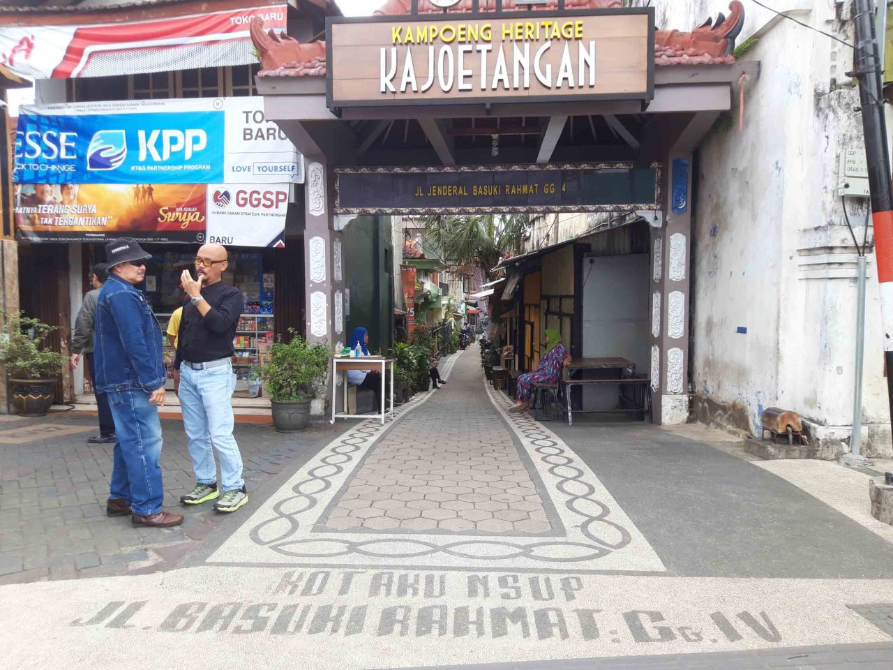 Pintu masuk ke Kampung Kayutangan.