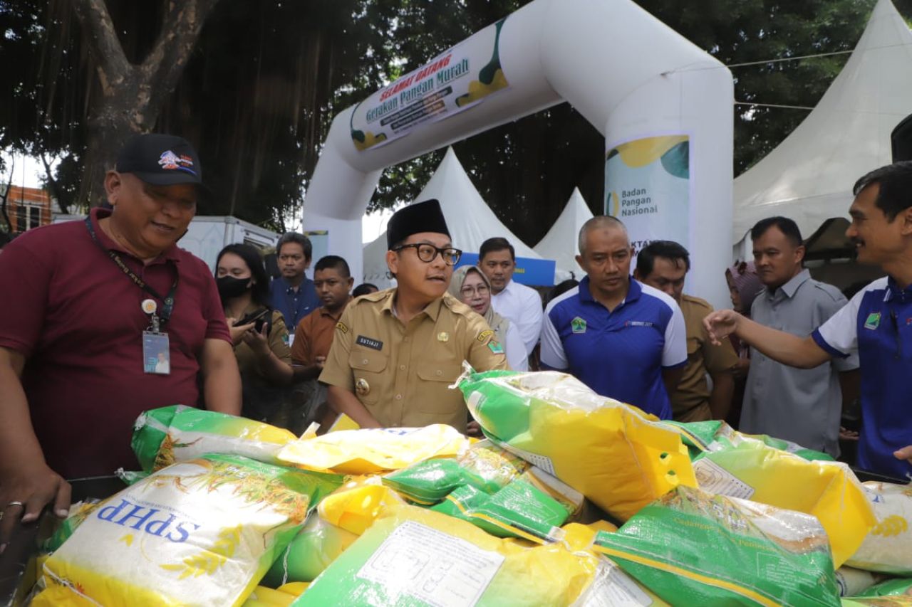 Wali Kota Malang Sutiaji saat peluncuran Gerakan Pangan Murah dan Bantuan Cadangan Beras Pemerintah (CBP) di Terminal Mulyorejo, Senin (18/9). Foto : Dok. Humas Pemkot Malang