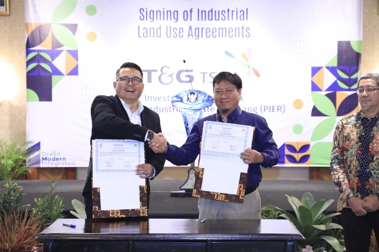 PT PLN (Persero) tandatangani kerjasama dengan PT Surabaya Industrial Estate Rungkut (SIER) untuk pemenuhan utilitas kelistrikan di kawasan Pasuruan Industrial Estate Rembang (PIER), Selasa (19/9).  (PLN for Jatimkini.com)