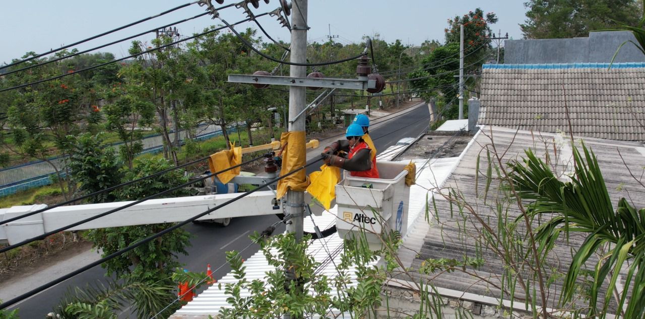 Petugas PLN saat perbaiki keandalan pasokan listrik. (Foto: PLN for Jatimkini.com)