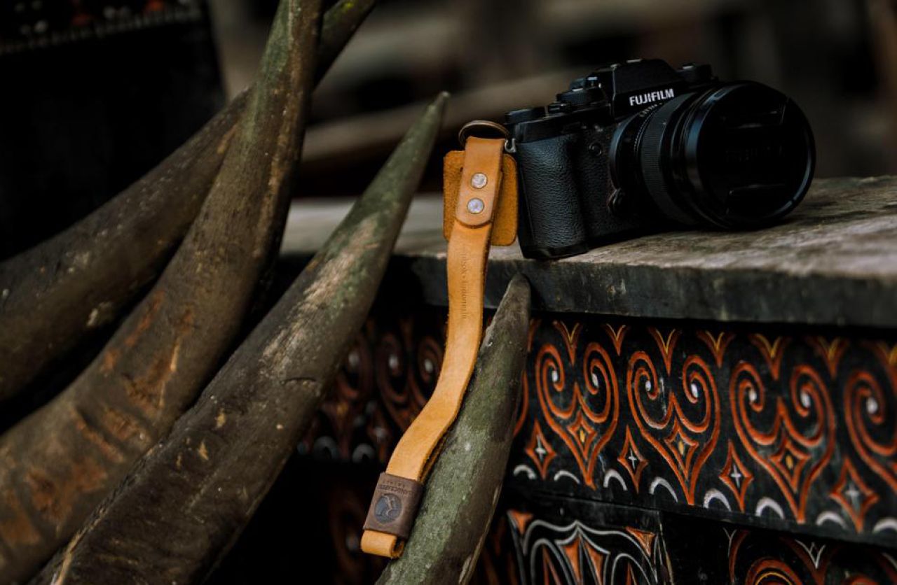 Strap foto karya Rio Vanessa kerap dilirik fotografer dari berbagai daerah.