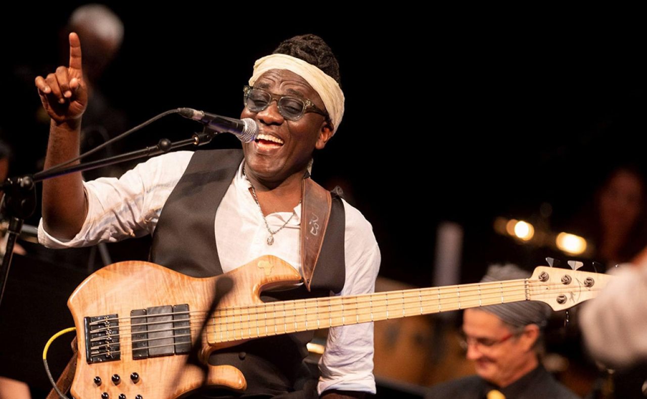 Richard Bona mengenakan bass strap buatan Rio Vanessa. (Foto-foto: dok Rio Vanessa)