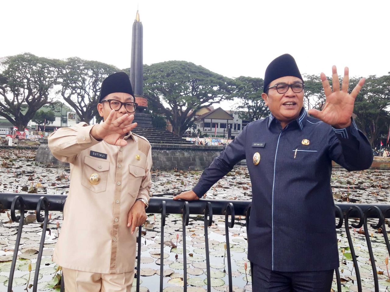Wali Kota Malang Sutiaji (kiri) dan Wakil Wali Kota Malang Sofyan Edi Jarwoko (kanan) saat mengecek progres revitalisasi Alun-Alun Tugu Malang. Foto : Dok. Jatimkini