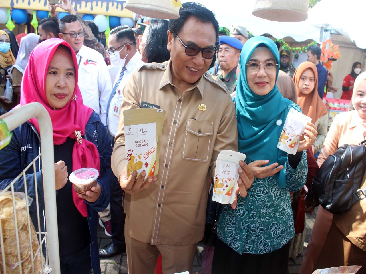 Wakil Wali Kota Malang Sofyan Edi Jarwoko menunjukkan produk UMKM.
