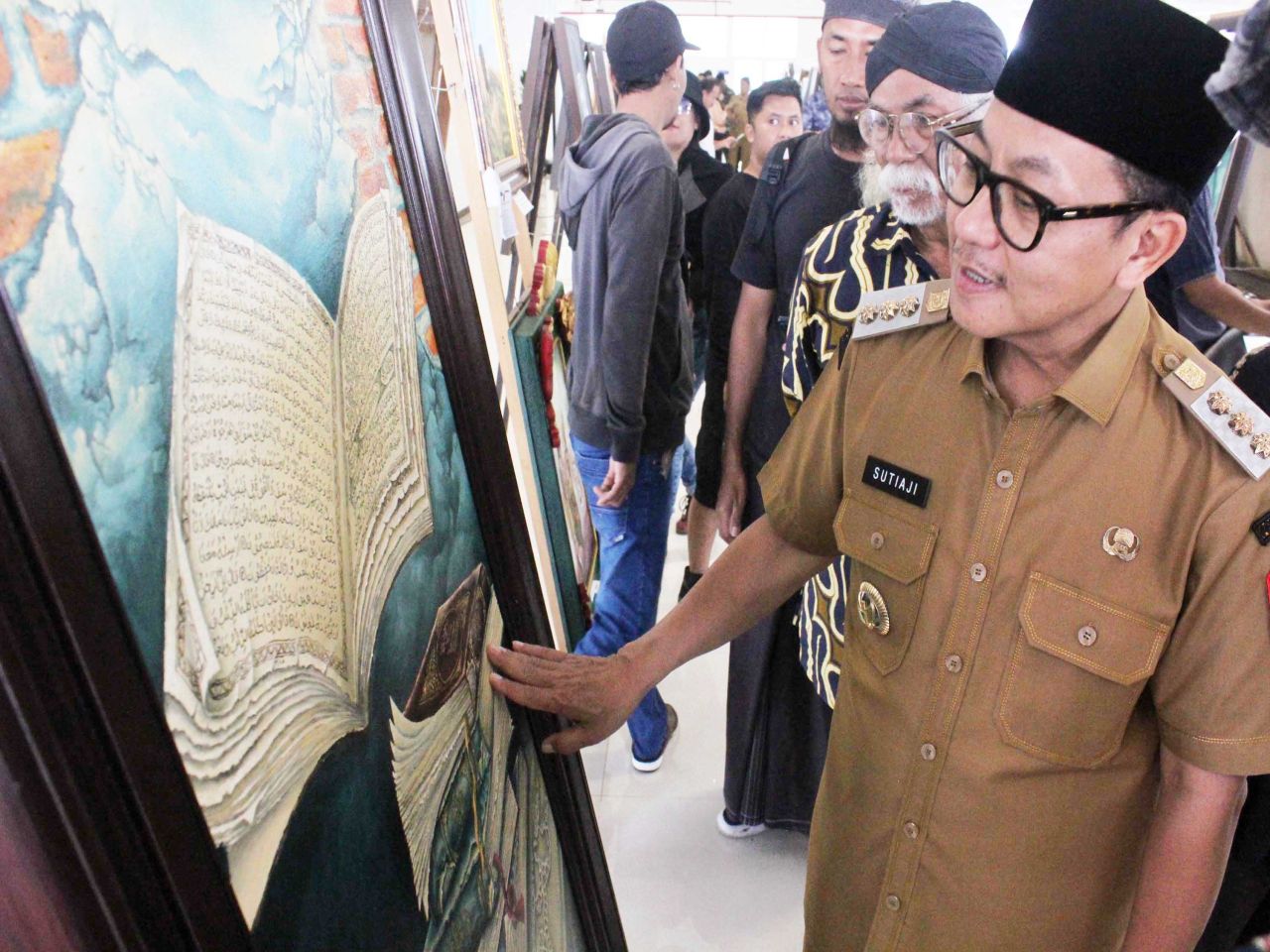 Wali Kota Malang Sutiaji melihat karya perupa saat pameran di MCC, beberapa waktu lalu. Foto-foto : Dok. Jatimkini