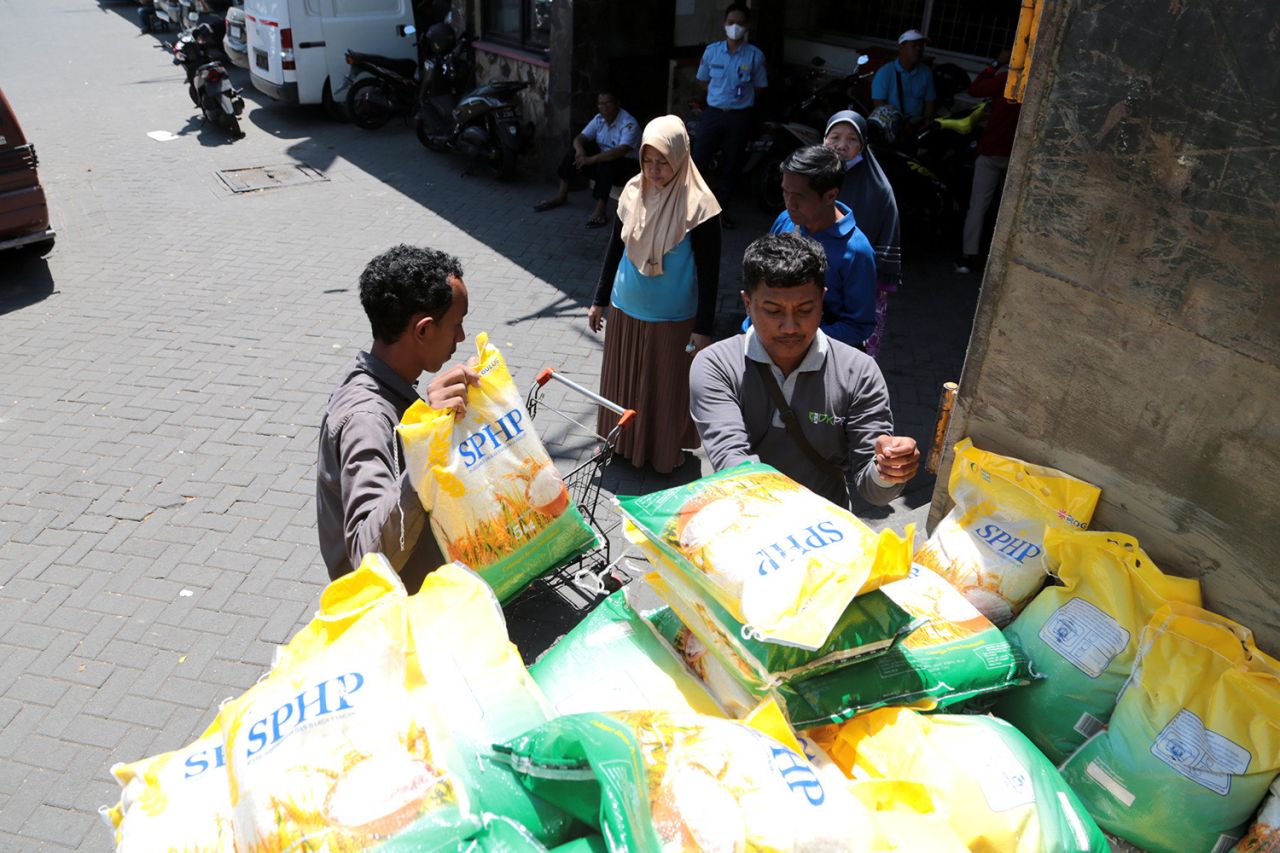 Distribusi beras Bulog untuk kegiatan operasi pasar Kota Surabaya. ( Foto : Pemkot Surabaya )