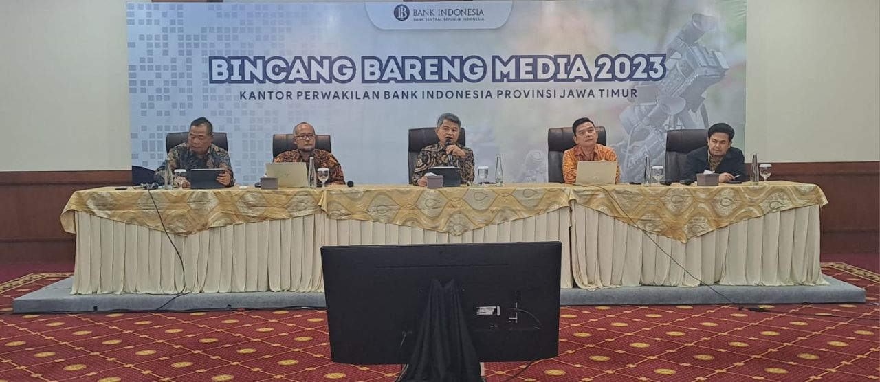 Kepala BI Jatim, Doddy Zulverdi (tengah) bersama jajaran deputi BI Jatim saat menggelar Bincang Bareng Media (BBM) 2023 di Surabaya, ( Foto : Jatimkini.com / Alvian Yoananta )