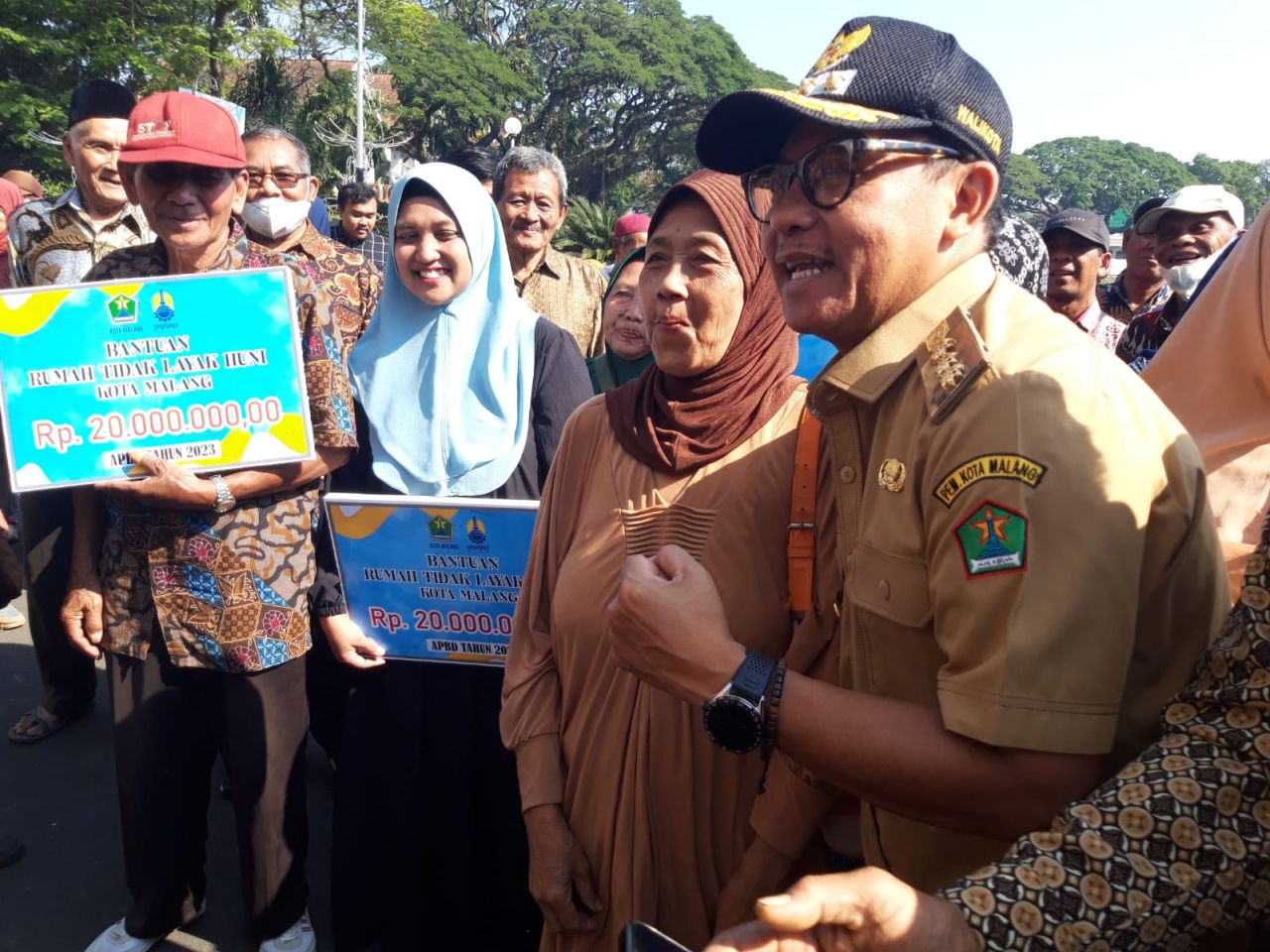 Walikota Malang, Drs. H. Sutiaji resmi menyerahkan program Bantuan Sosial untuk Rumah Tidak Layak Huni (RTLH) pada 185 warga kurang mampu (Foto : Pamkot Malang for Jatimkini.com)