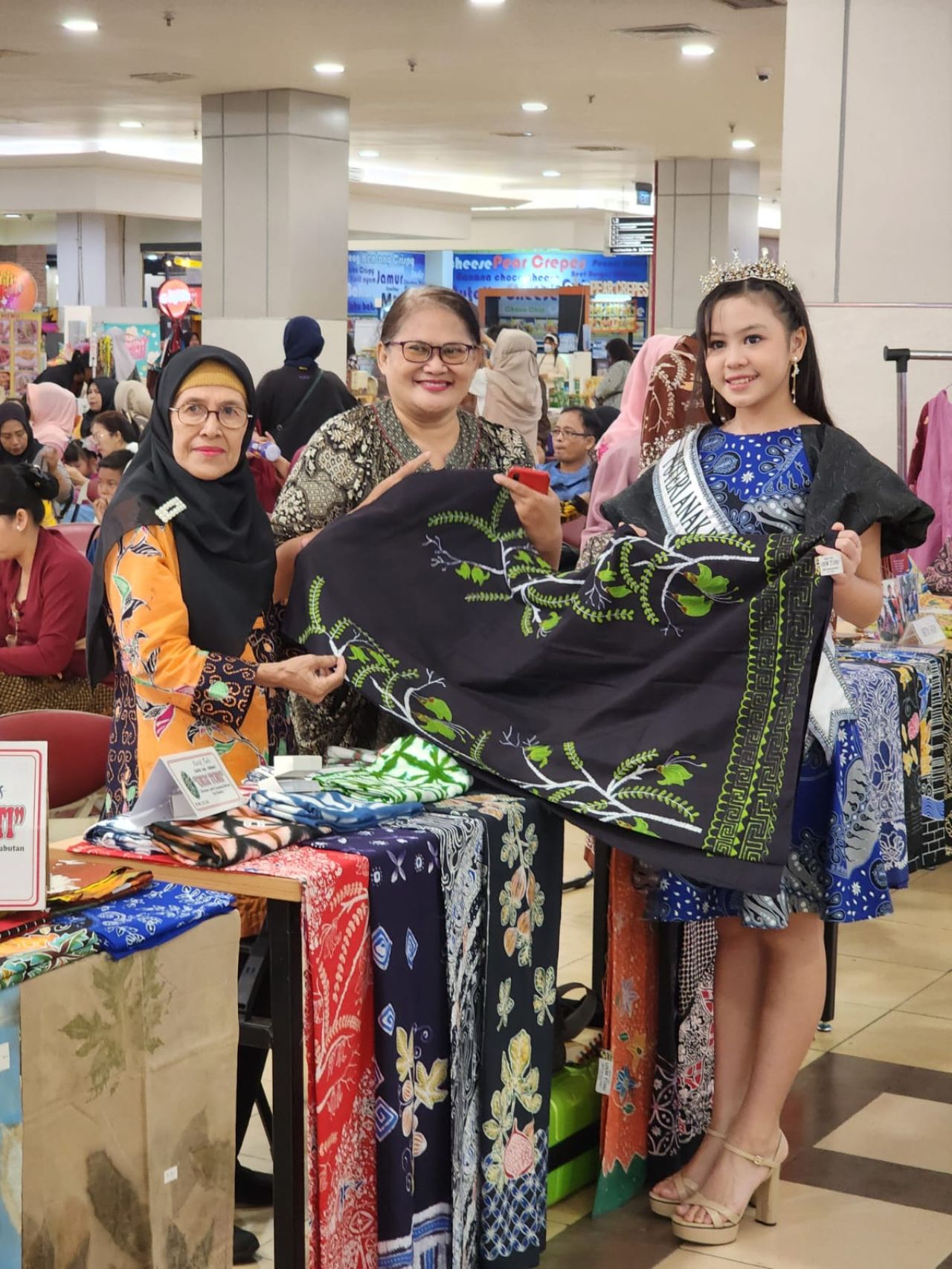 Cheryl Clarenza salah satu model cilik asal Surabaya menjadi Duta Putri Anak Batik Jatim 2023 ( Foto : Dok. Jatimkini.com )
