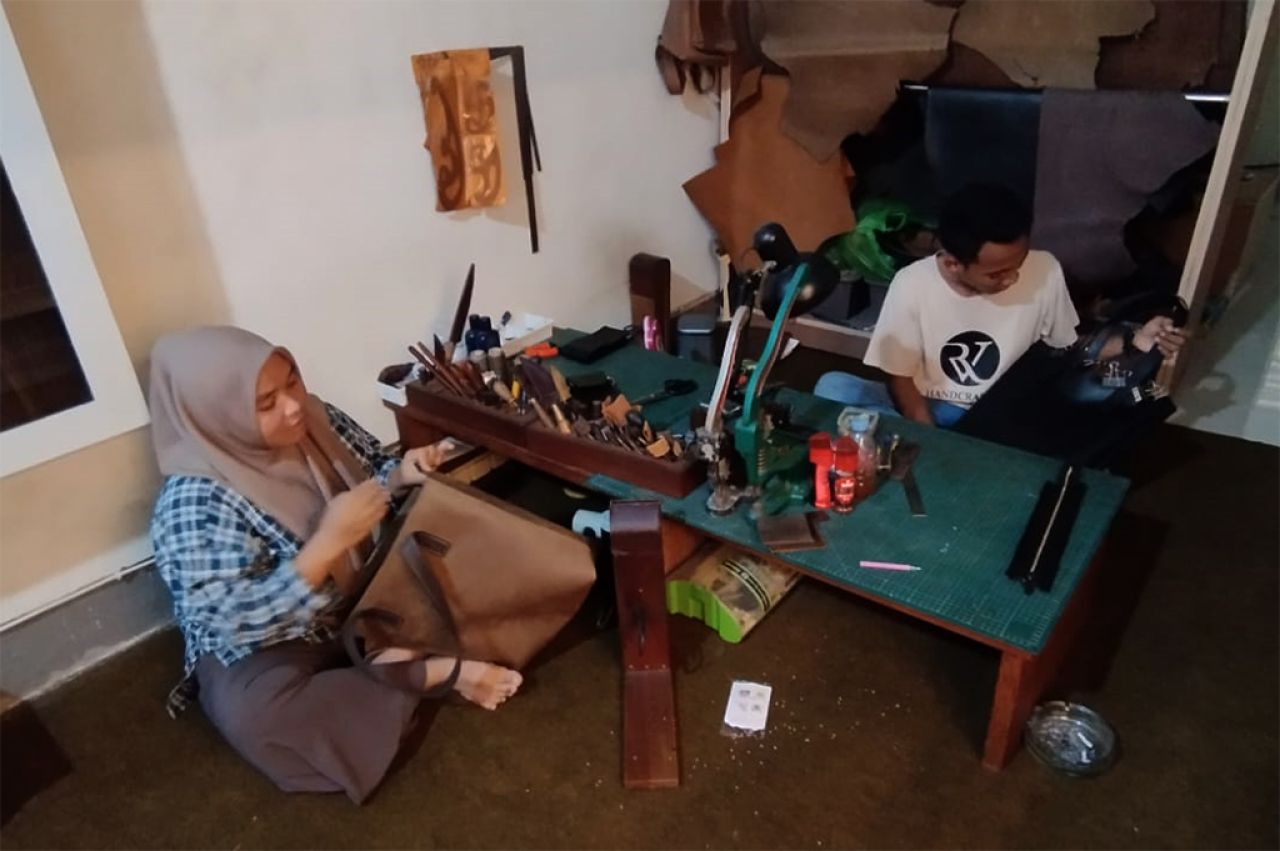 Dua pekerja RV handcraft saat menyelesaikan pesanan di workshop Jalan Sultan Salahuddin, Mataram, NTB.