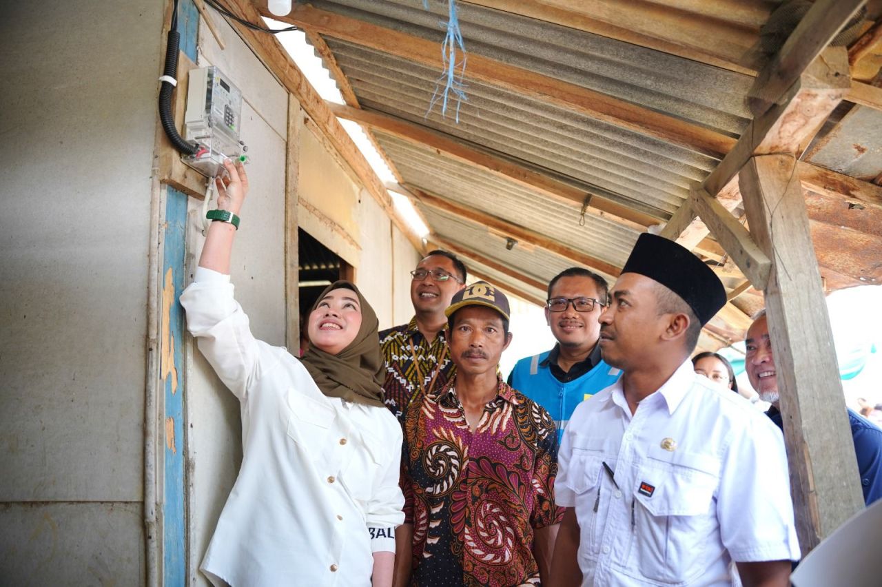 Anggota Komisi VII DPR RI Ratna Juwita Sari dalam Penyalaan Pertama Program BPBL di Desa Dagangan, Kecamatan Parengan, Kabupaten Tuban, Rabu (25/10). (PLN for Jatimkini.com)