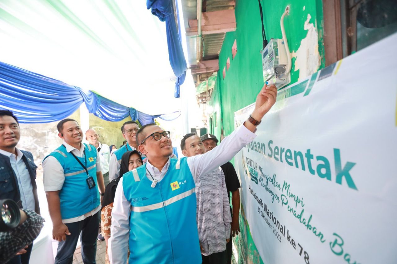 Pegawai PT PLN (Persero) galang donasi untuk penyalaan sambung listrik gratis kepada warga tidak mampu. (PLN for Jatimkini.com)