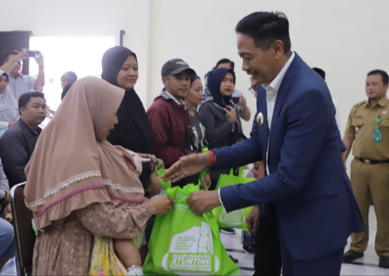 Penjabat Wali Kota Malang Wahyu Hidayat memberikan bantuan pangan pada keluarga rawan stunting atau tengkes di Kelurahan Gadang, Senin (9/10). Foto : Bagian Protokol dan Komunikasi Pimpinan Kota Malang