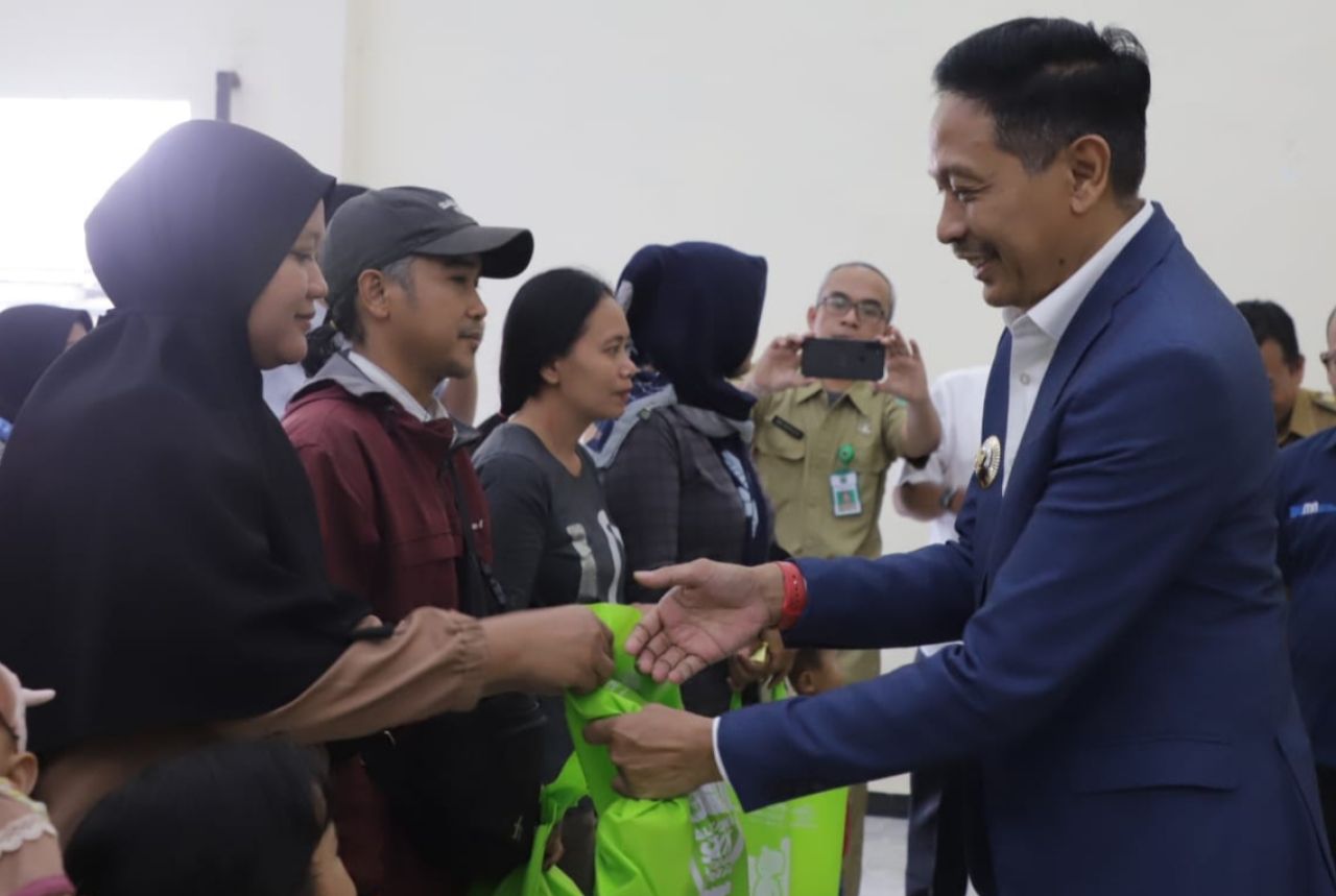 Penjabat Wali Kota Malang Wahyu Hidayat menyalurkan bantuan pangan pada keluarga rawan stunting atau tengkes di Kelurahan Gadang, Senin (9/10). Foto : Dok. Bagian Protokol dan Komunikasi Pimpinan Kota Malang