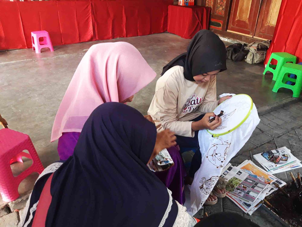 Seorang difabel sedang membatik di Galeri Batik Soendari Malang, Minggu (1/10). Foto : Jatimkini/Bagus Suryo