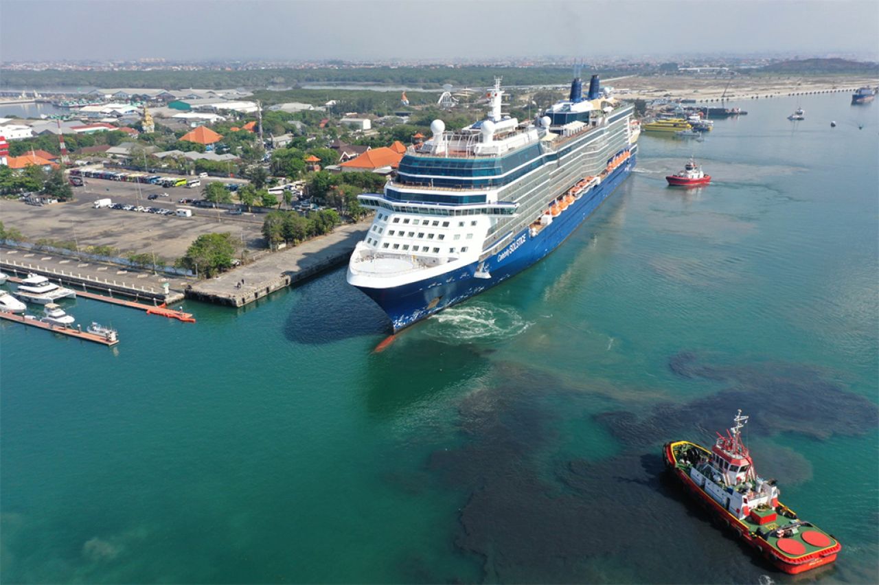 Kapal Pesiar Celebrity Solstice yang sandar di Pelabuhan Benoa, Bali menjadikannya sebagai cruise terbesar yang pernah sandar di terminal milik Pelindo Regional 3. (foto: Dok Pelindo Regional 3)